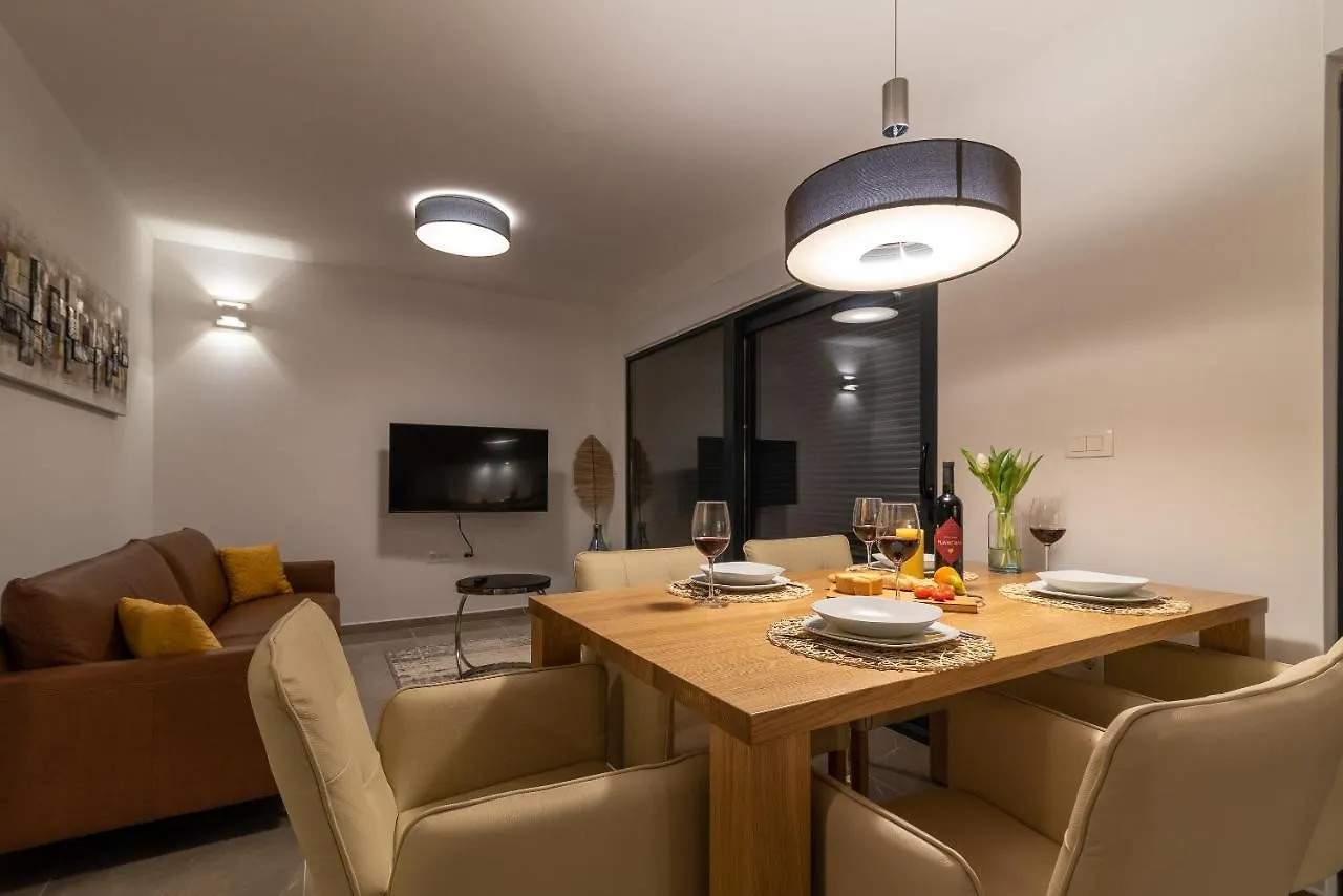 Poolside 2 Bedroom Ap. Mare Trogir