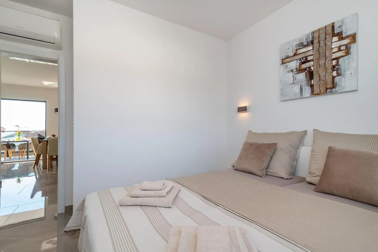 Poolside 2 Bedroom Ap. Mare Trogir Croatia
