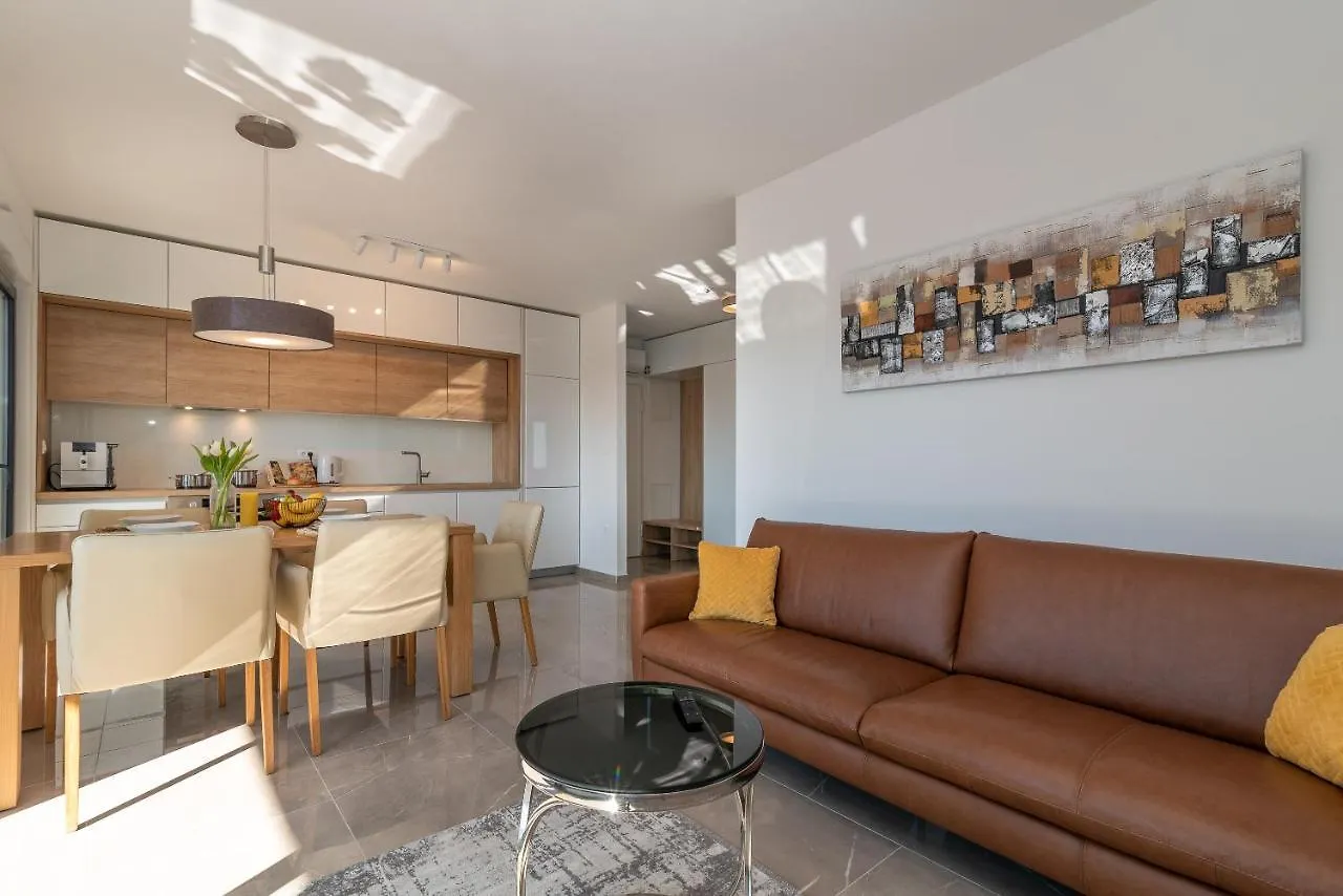 Poolside 2 Bedroom Ap. Mare Trogir 0*,