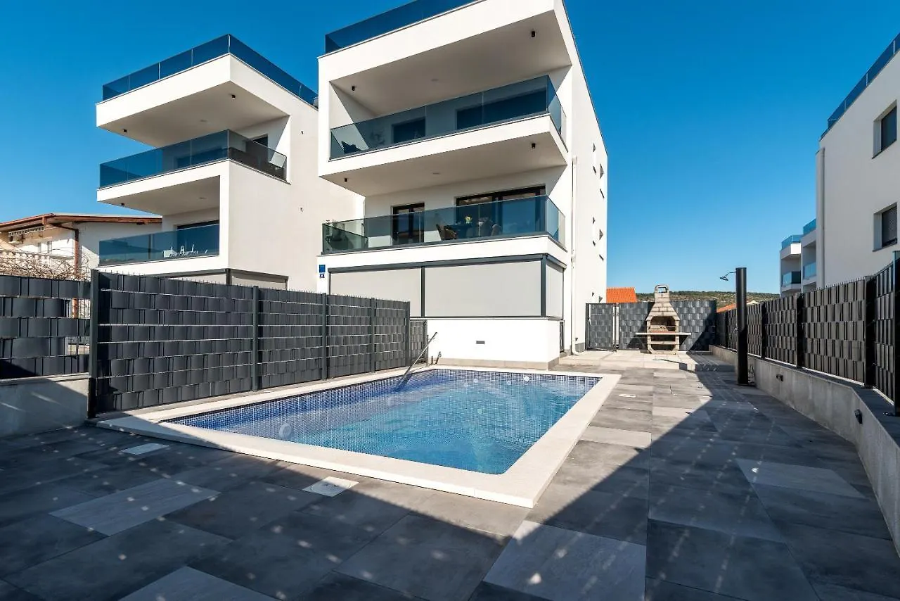 Poolside 2 Bedroom Ap. Mare Trogir