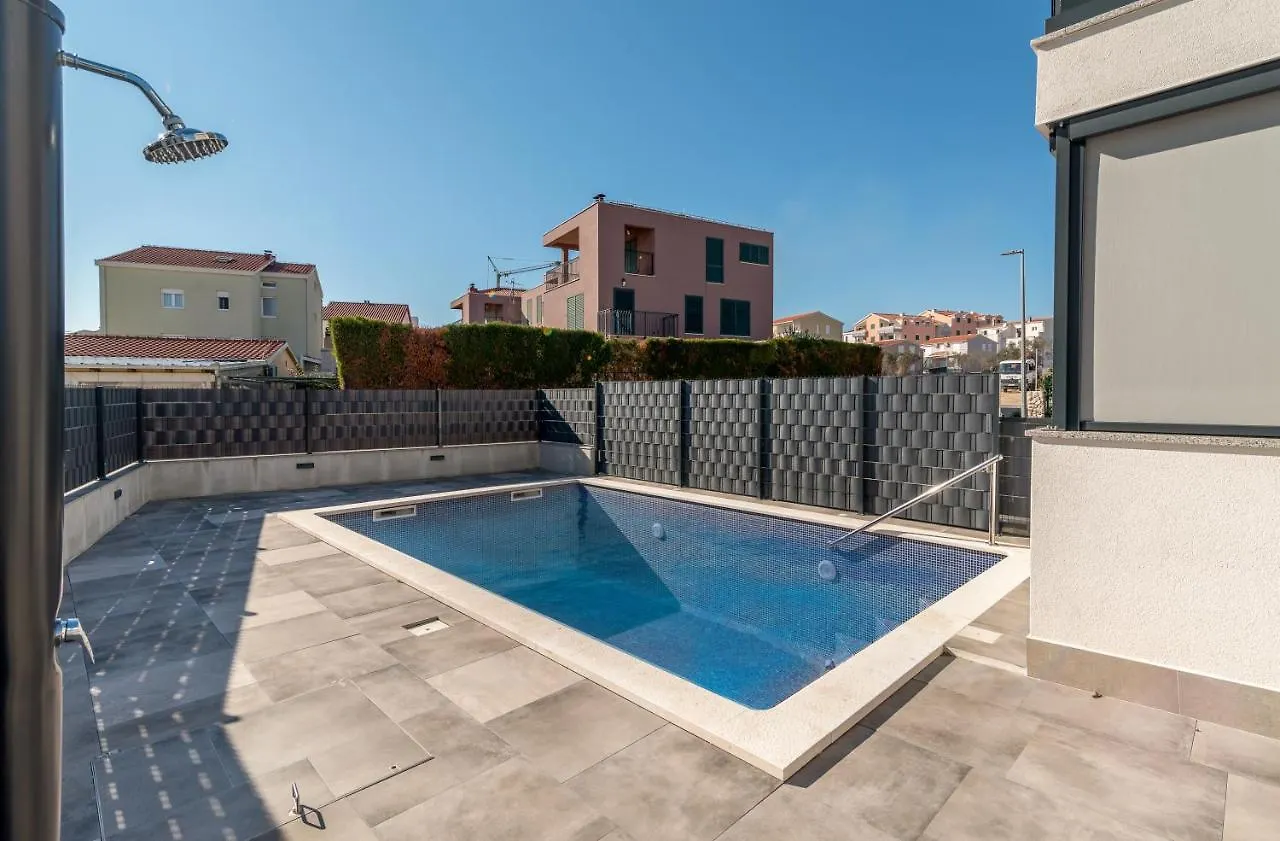 Poolside 2 Bedroom Ap. Mare Trogir 0*,