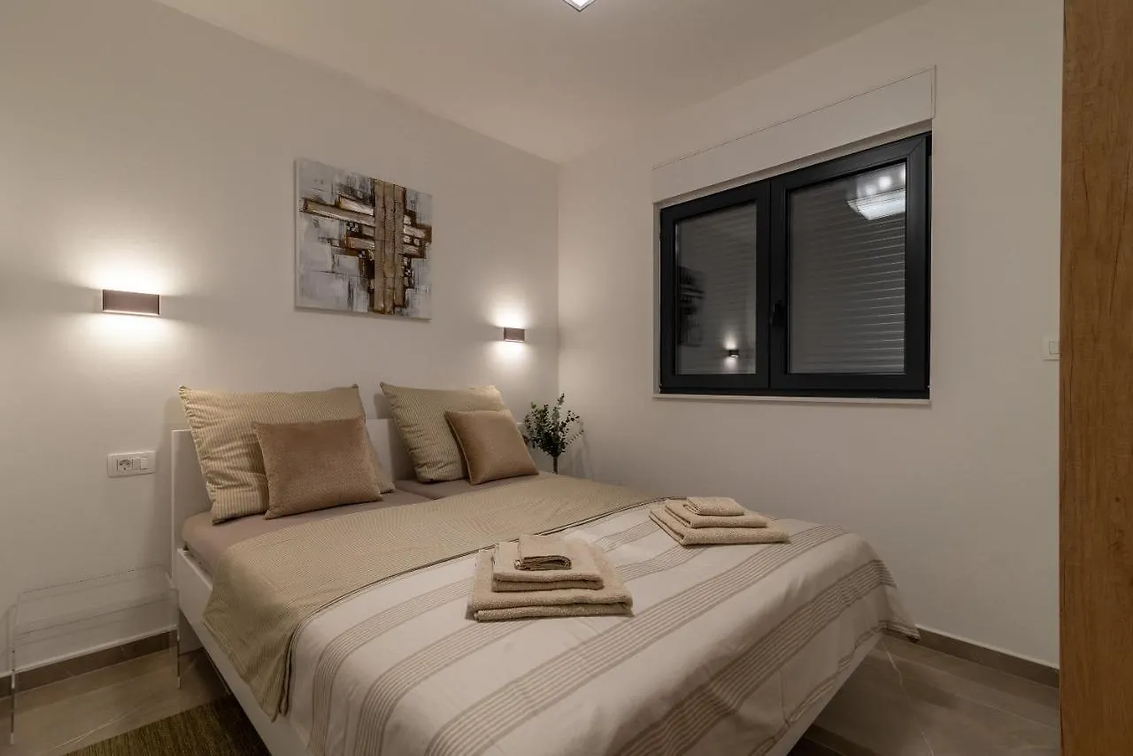 Poolside 2 Bedroom Ap. Mare Trogir