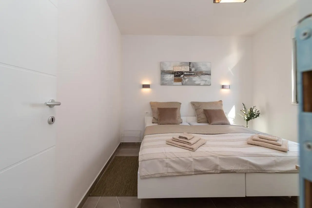 Poolside 2 Bedroom Ap. Mare Trogir