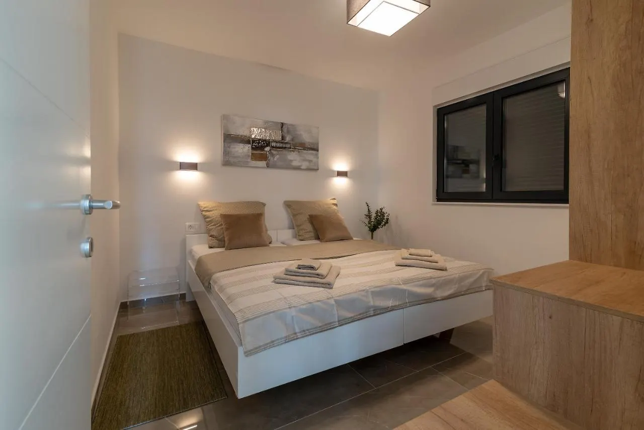 Poolside 2 Bedroom Ap. Mare Trogir 0*,