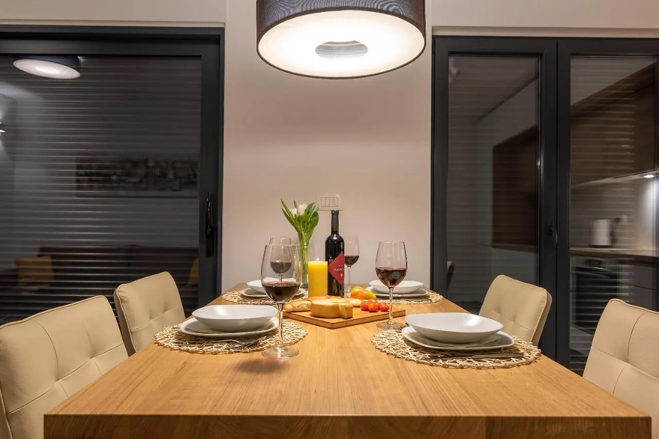 Poolside 2 Bedroom Ap. Mare Trogir