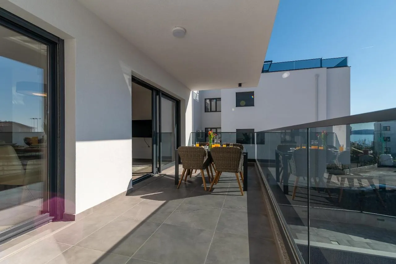 Poolside 2 Bedroom Ap. Mare Trogir 0*,