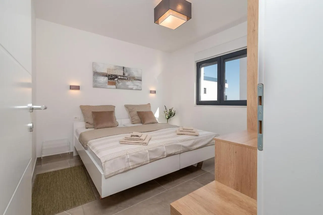 Poolside 2 Bedroom Ap. Mare Trogir