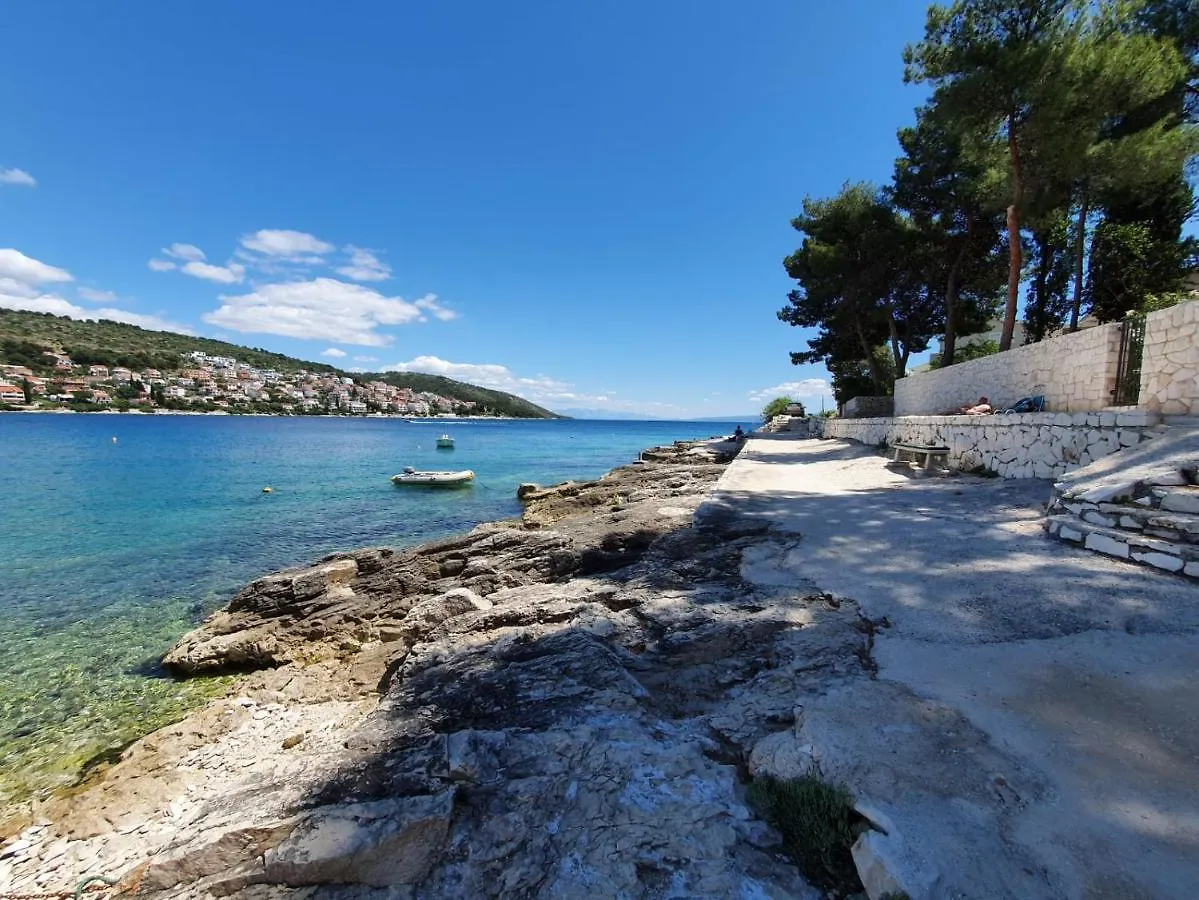 Poolside 2 Bedroom Ap. Mare Trogir 0*,